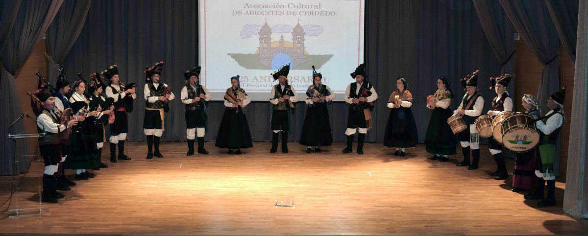 Actuación de Os Abrentes de Cerdedo