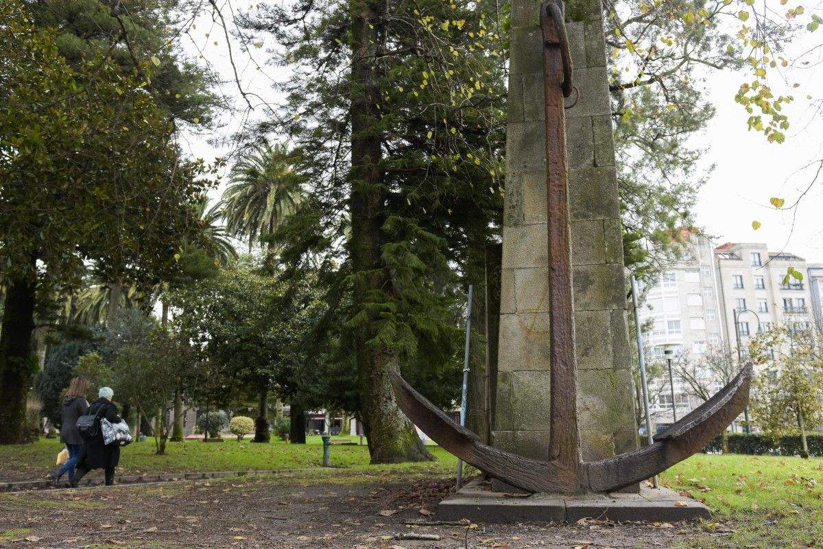 Monumento aos Navegantes do Paseo das Palmeras de Pontevedra valado por risco de desprendementos