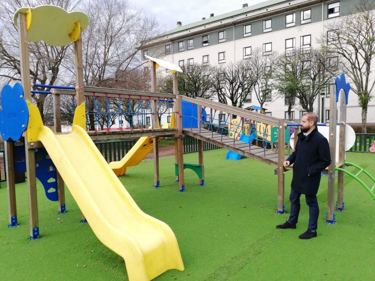 O concelleiro Iván Puentes nun parque infantil de Monte Porreiro