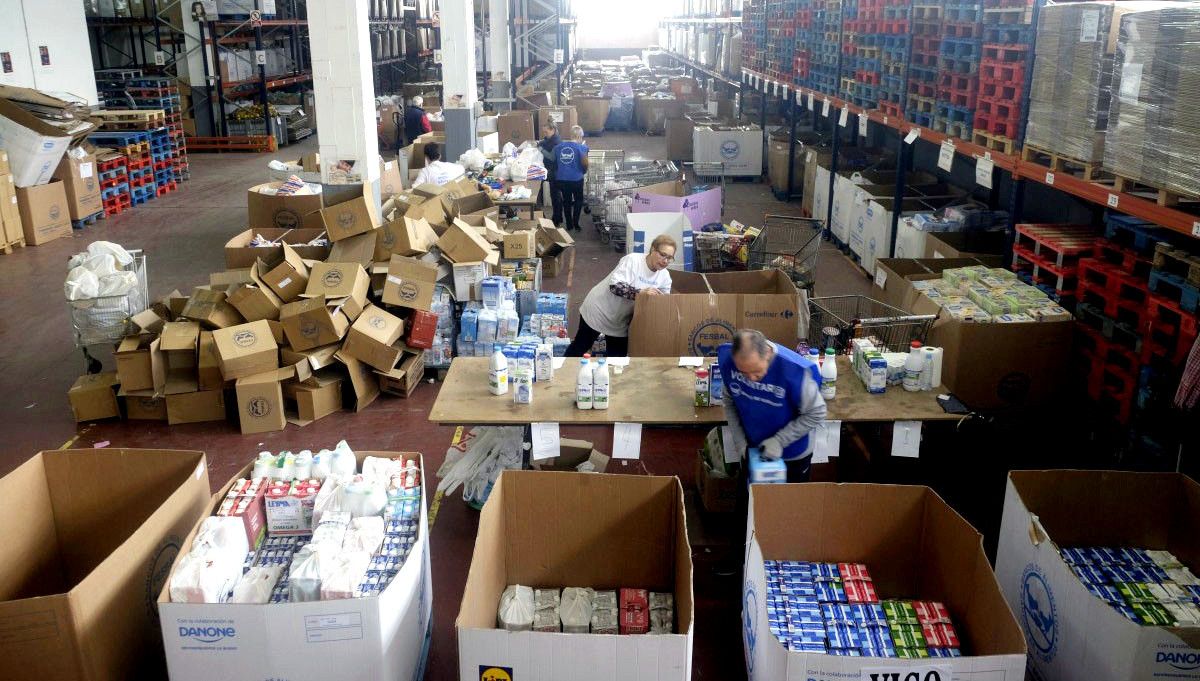 Voluntarios del Banco de Alimentos clasificando la comida recaudada
