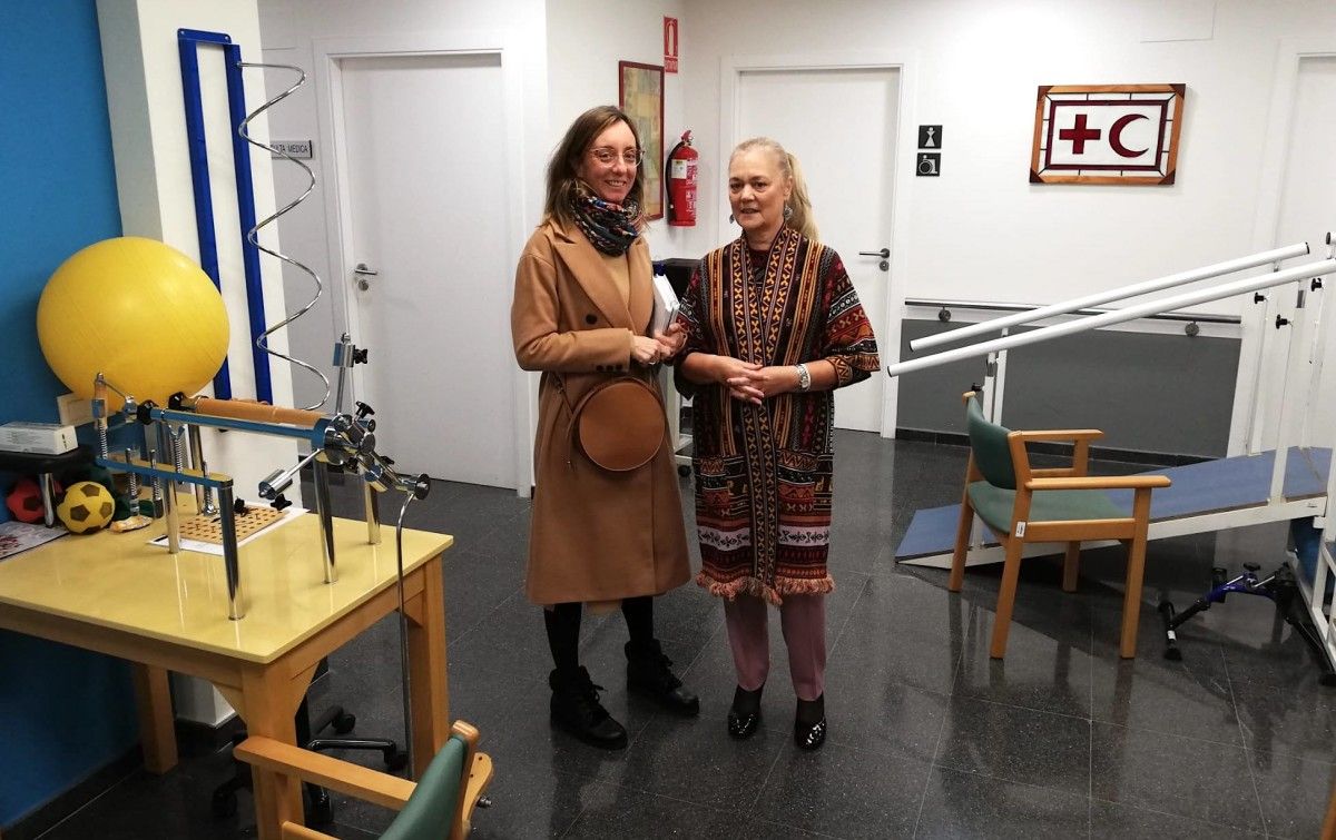 Paloma Castro y María Teresa Álvarez en la sede de Cruz Roja