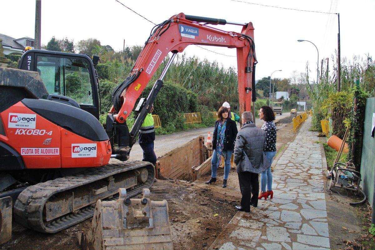 Visita dos concelleiros marinenses Cristina Acuña, Marián Sanmartín e Manuel Santos ás obras da estación de bombeo de Aguete