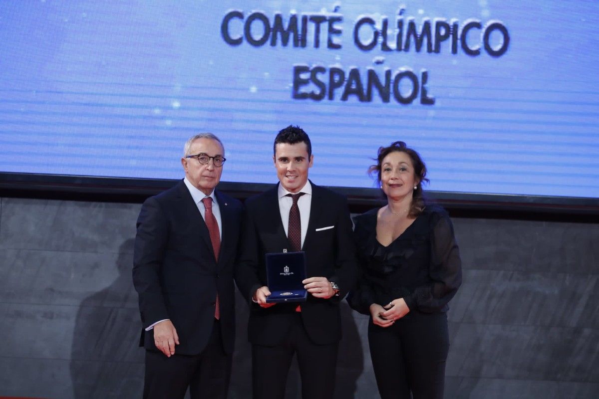 Javier Gómez Noya recibe a orde olímpica do COE