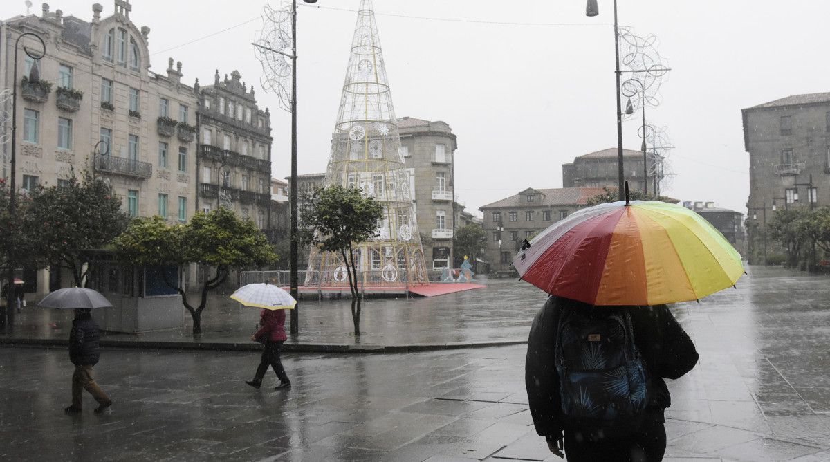 Día de choiva e paraugas en Pontevedra