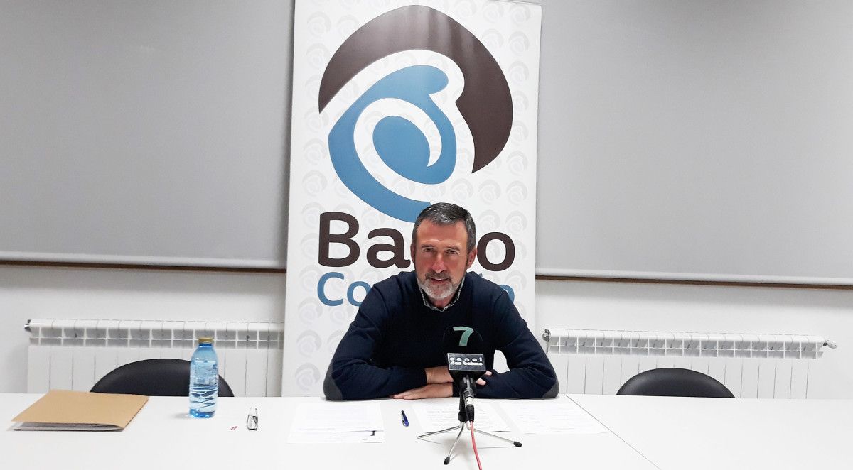 Xosé Manuel Fernández Abraldes, alcalde de Barro, amosa a súa citación