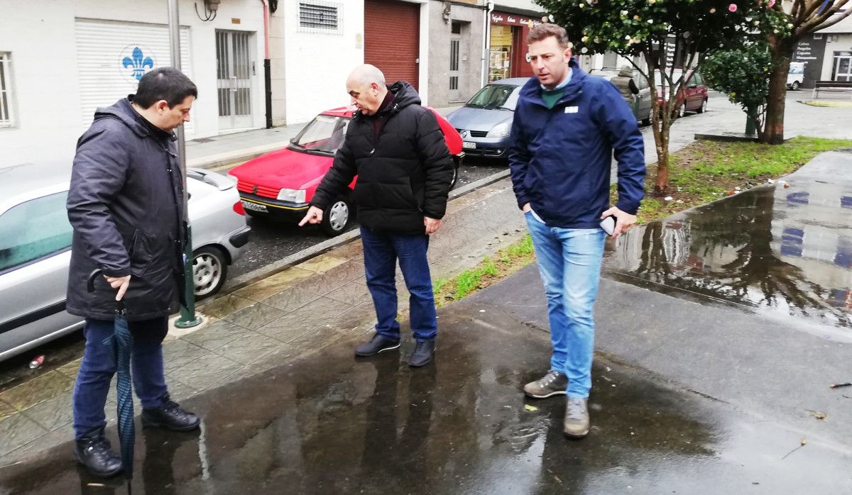  Tino Fernández reuniuse cos veciños de Santa Teresa de Jesús Jornet para presentarlles o proxecto de mellora paisaxística do barrio