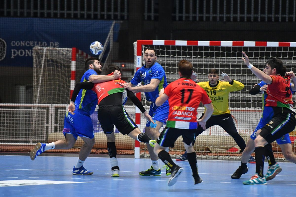 Partido entre Teucro e Atlético Novás en el Pabellón Municipal