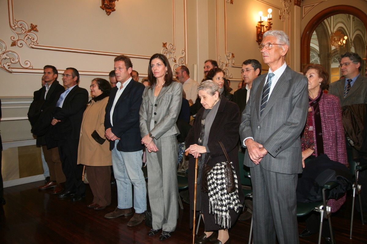 Mercedes Rajoy Brey (centro), en un acto en la Deputación de Pontevedra. A su lado, su hermano Luis, fallecido en 2014