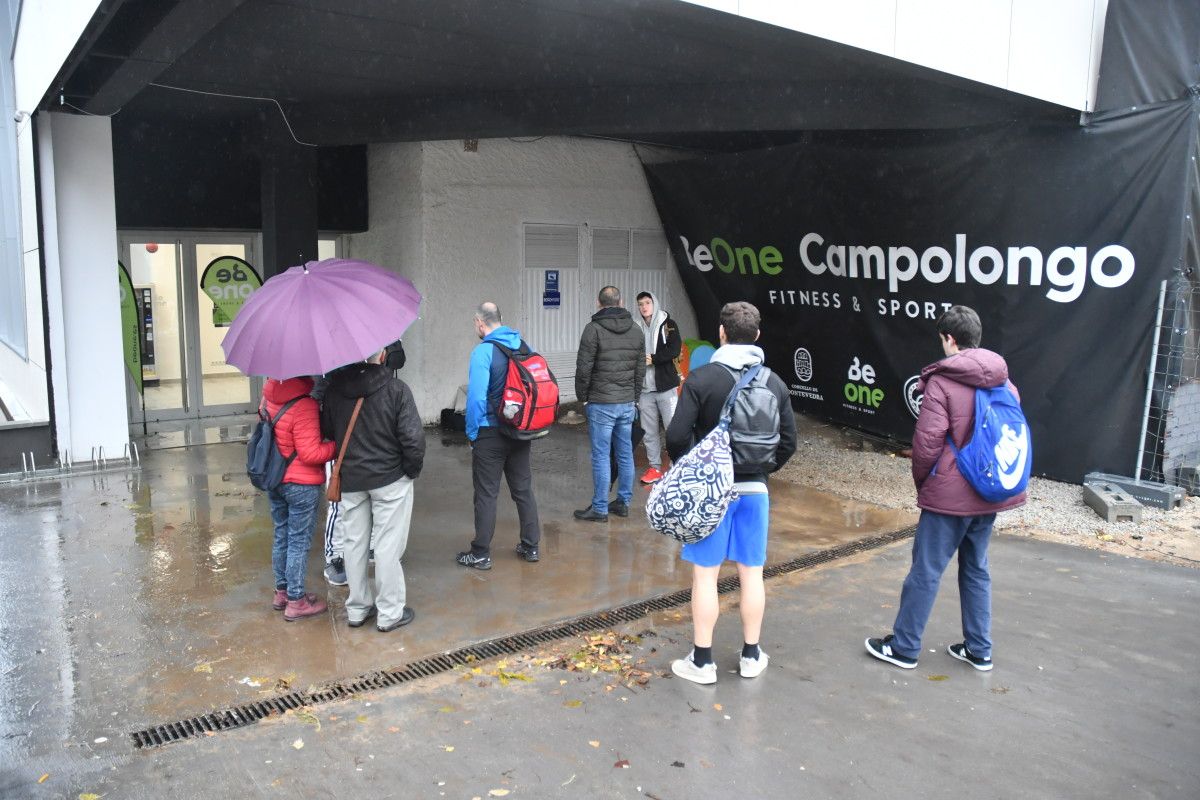 Usuarios a las puertas del complejo deportivo de Campolongo este domingo