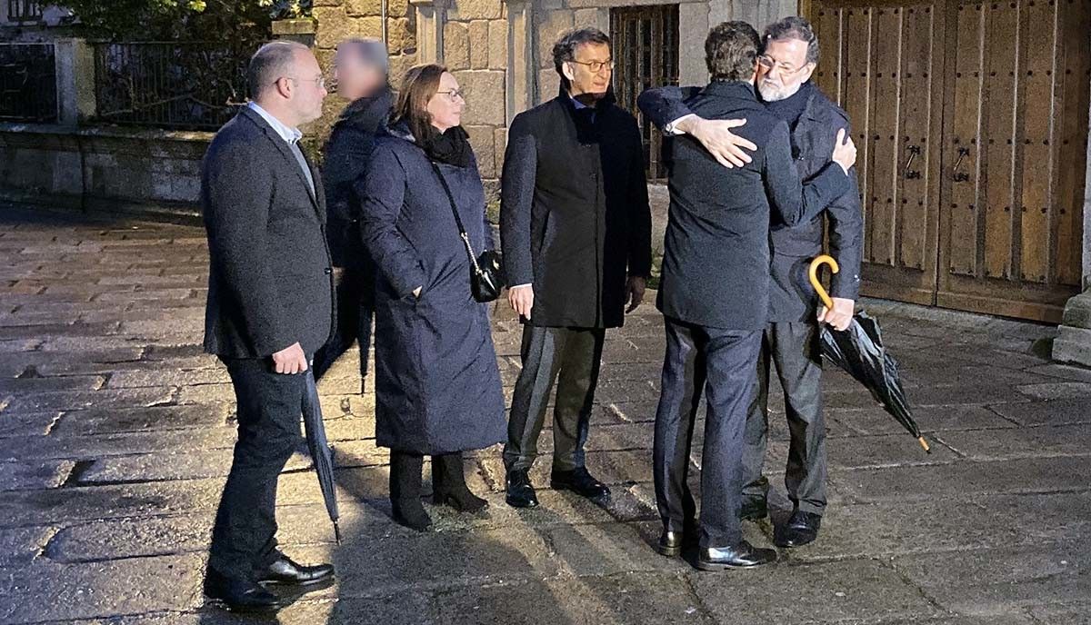 Pablo Casado abraza a Mariano Rajoy no funeral da súa irmá
