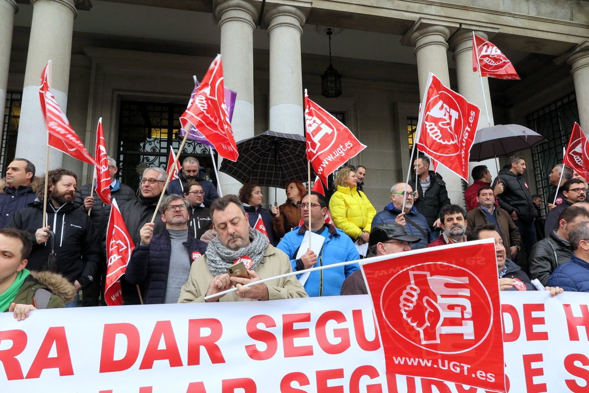 Concentración de persoal de seguridade privada ante a Subdelegación do Goberno