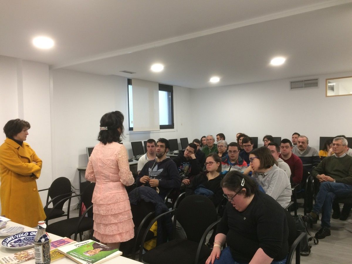 Loli Beloso presenta su colección de joyas solidarias en el local de Down Pontevedra