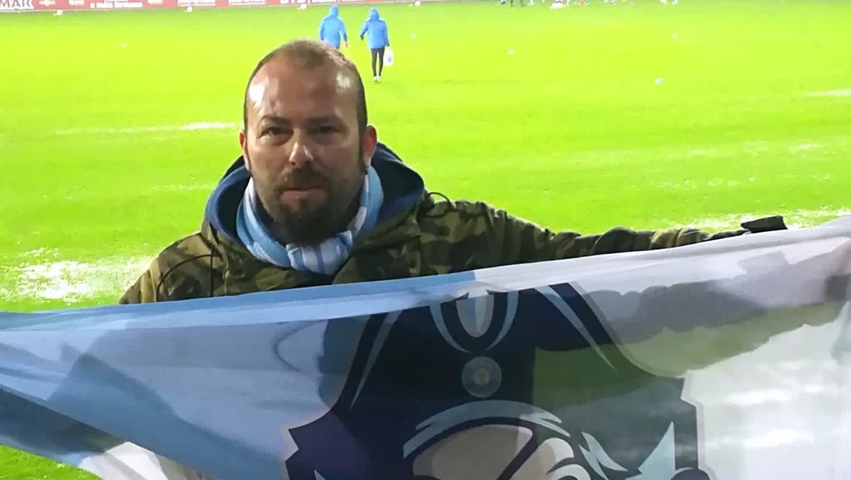 Daniel Pades, aficionado del Ibiza, en las gradas de Pasarón