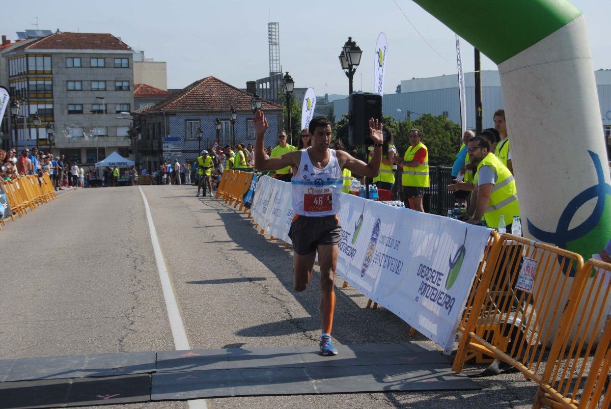 Iván Docampo, entrando primero en la XVII Carrera popular de Santiaguiño do Burgo