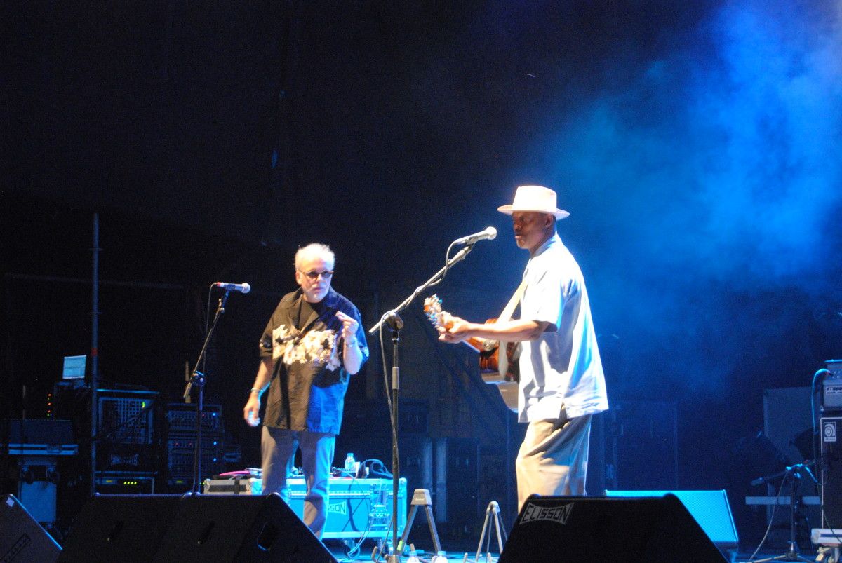Eric Bibb no seu concerto na Ferrería, dentro do Festival de Jazz de Pontevedra