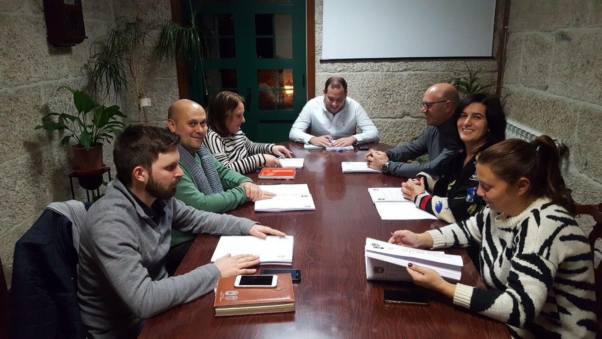 Reunión del gobierno de Cerdedo-Cotobade para abordar el plan de la residencia de Carballedo