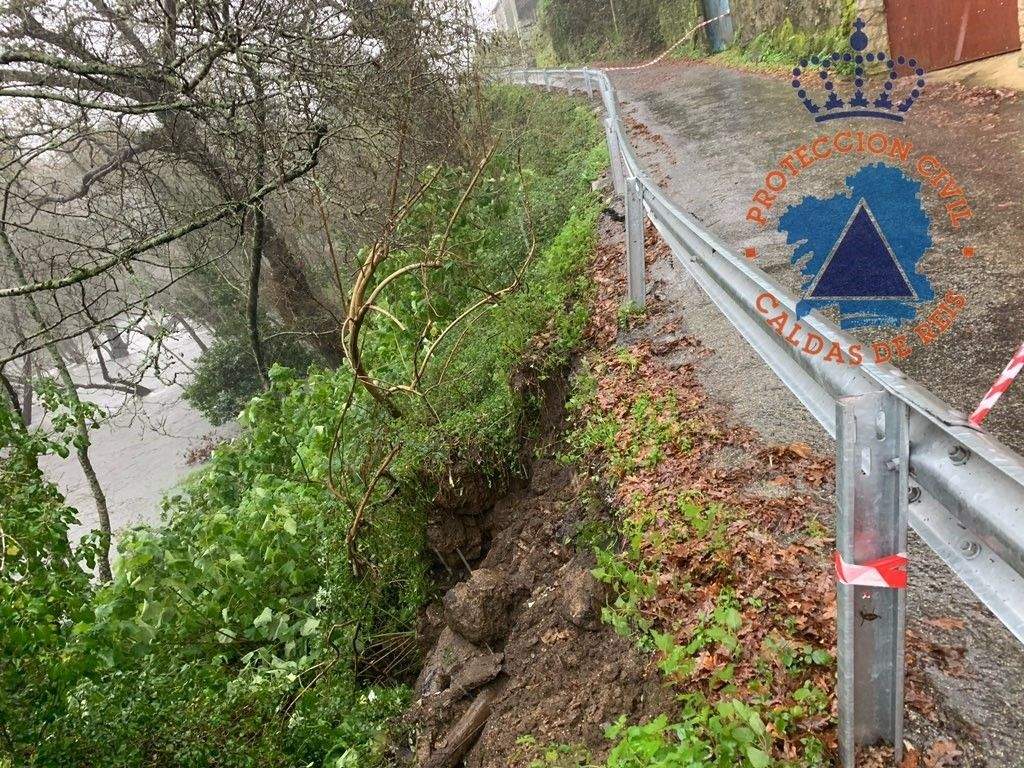 Derrube dun muro de contención da estrada en Segade de Abaixo