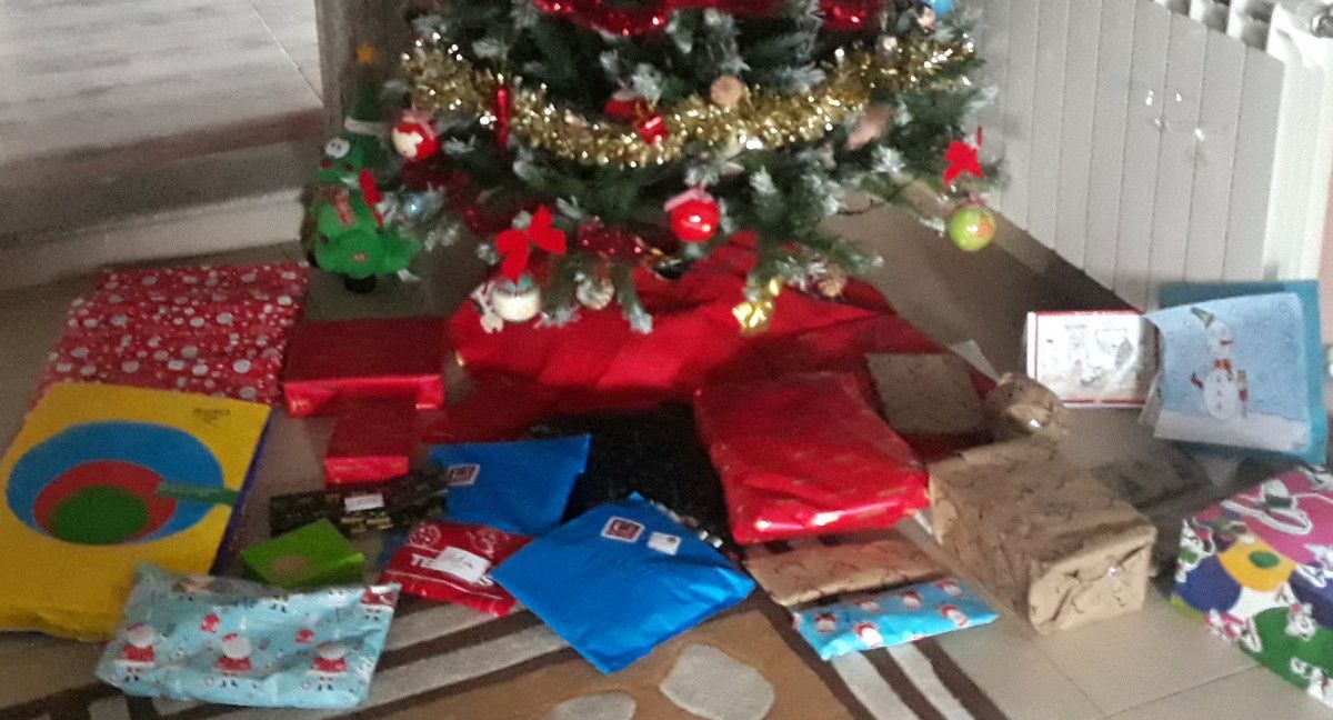Árbol con regalos de Navidad