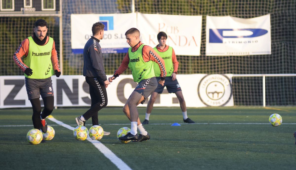 Antón, entrenando con el Pontevedra en la primera sesión después de las vacaciones de Navidad