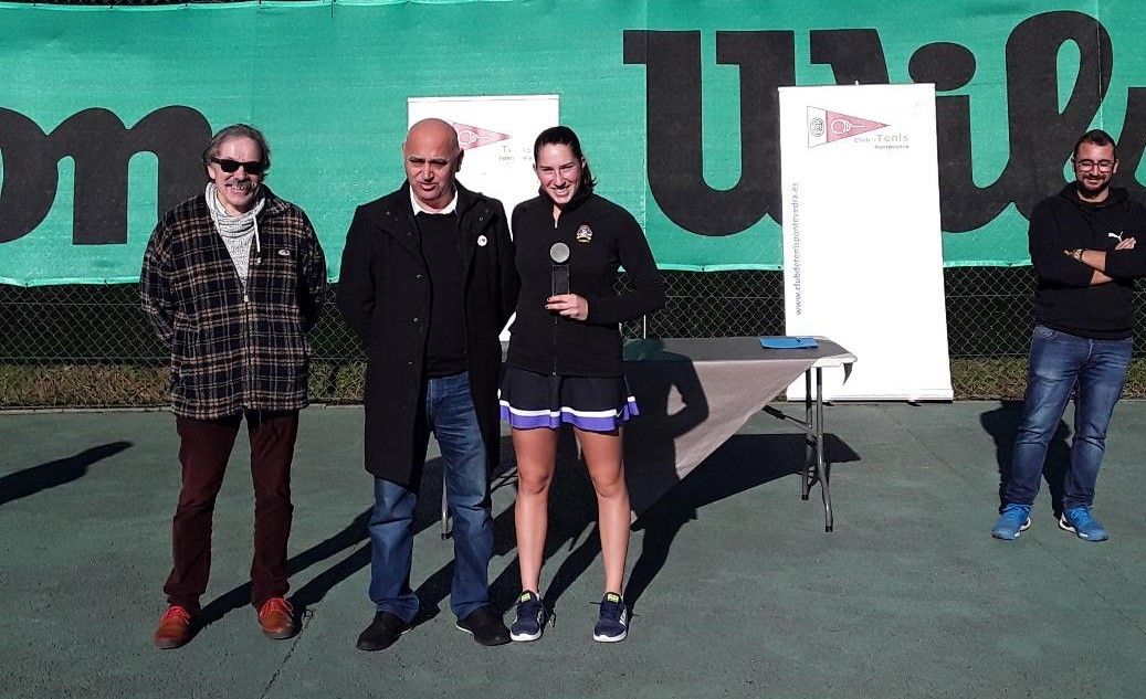 Celia Cerviño recoge el trofeo como ganadora del Open de Pontevedra
