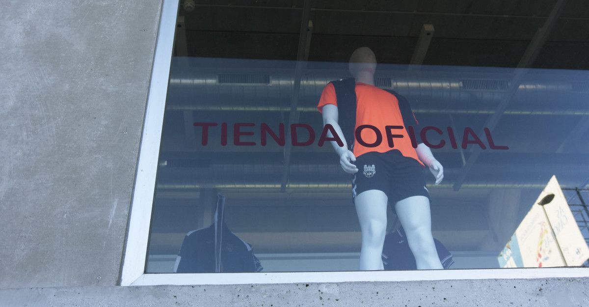 Escaparate de la tienda oficial del Pontevedra CF en Pasarón