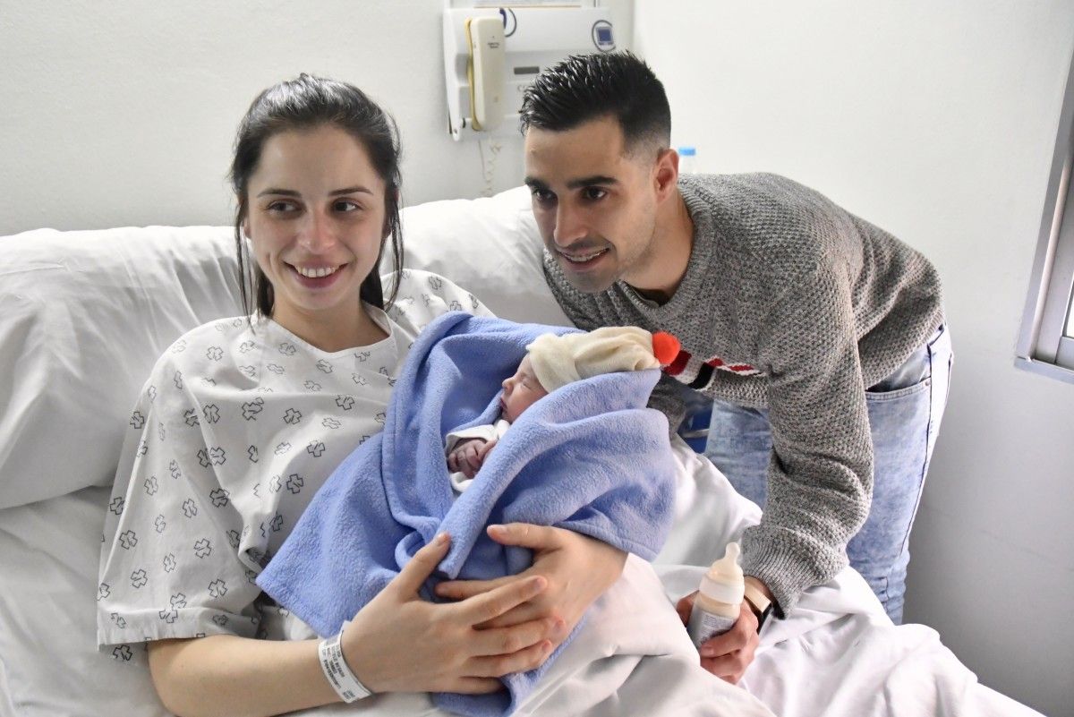 Xabi, primeiro bebé do ano 2020, cos seus pais no Hospital Provincial