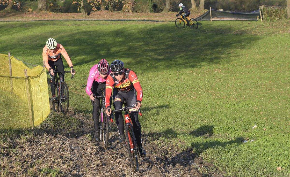 Ciclistas galegos proban o circuito da Illa das Esculturas para o campionato de España de Ciclorós 2020