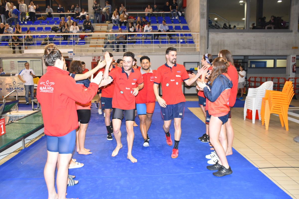 Os nadadores do CN Galaico celebran o título de campión galego absoluto 2019