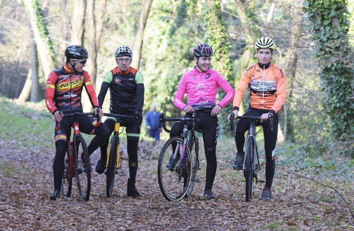 Ciclistas gallegos prueban el circuito de la Illa das Esculturas para el campeonato de España de Ciclocrós 2020