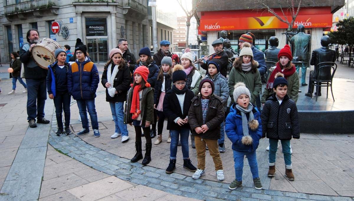 Cantos de Reis de Os Chichisos en la plaza de San José