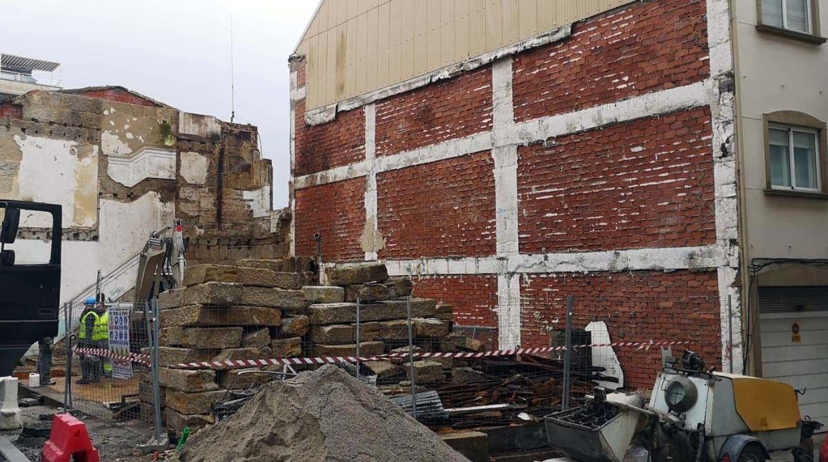 Trabajos de demolición del edificio de Muebles Alonso