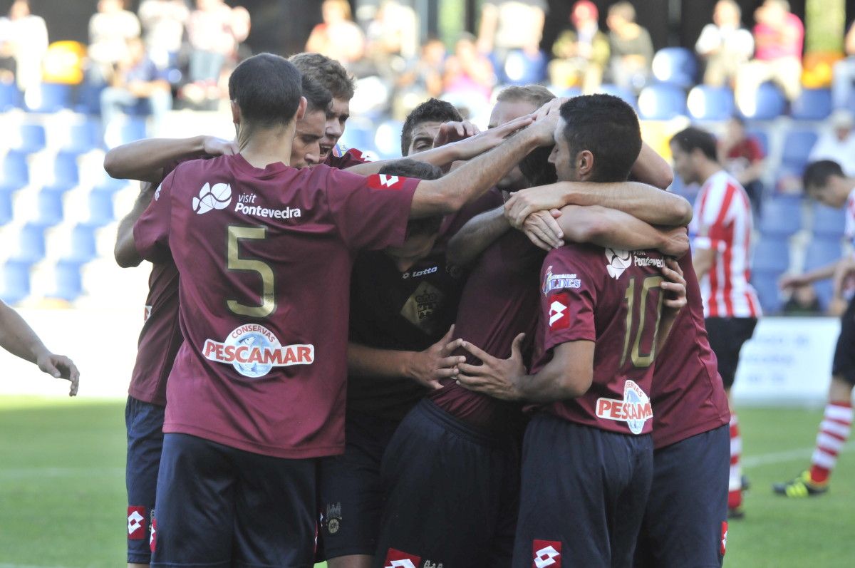 Jugadores del Pontevedra celebrando un gol