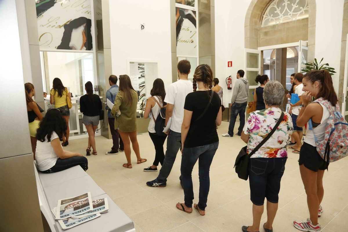 Jóvenes haciendo cola para inscribirse en el Plan de Prácticas Laborales de la Deputación