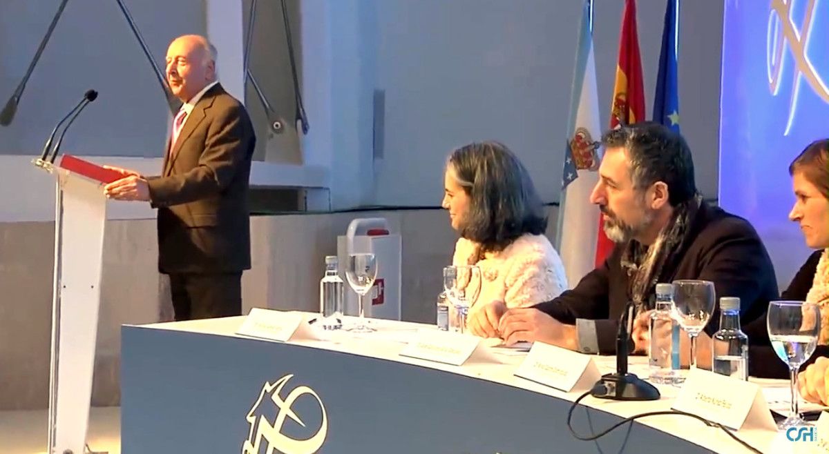 José González Solla fala durante a súa homenaxe na Cidade da Cultura ante a presenza do seu fillo Pepe Solla