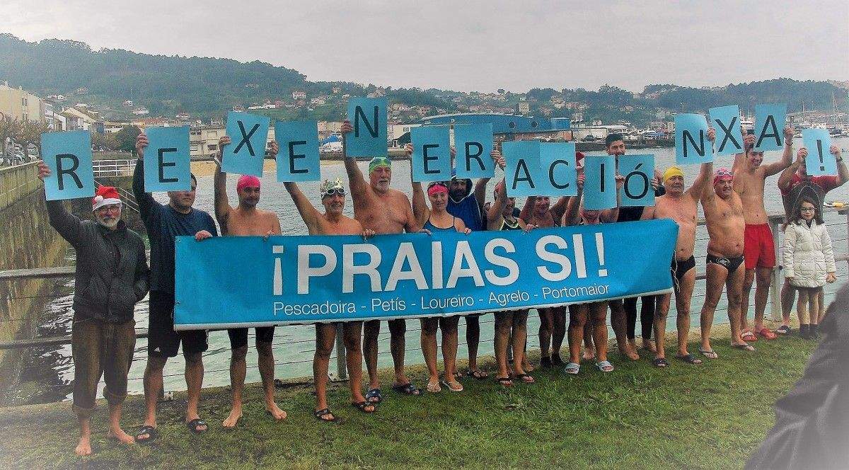 Baño en el día de Reyes para reclamar la regeneración de la playa de Pescadeira en Bueu