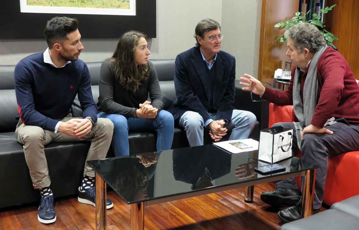 El alcalde Miguel Anxo Fernández Lores recibe a la tenista Celia Cerviño