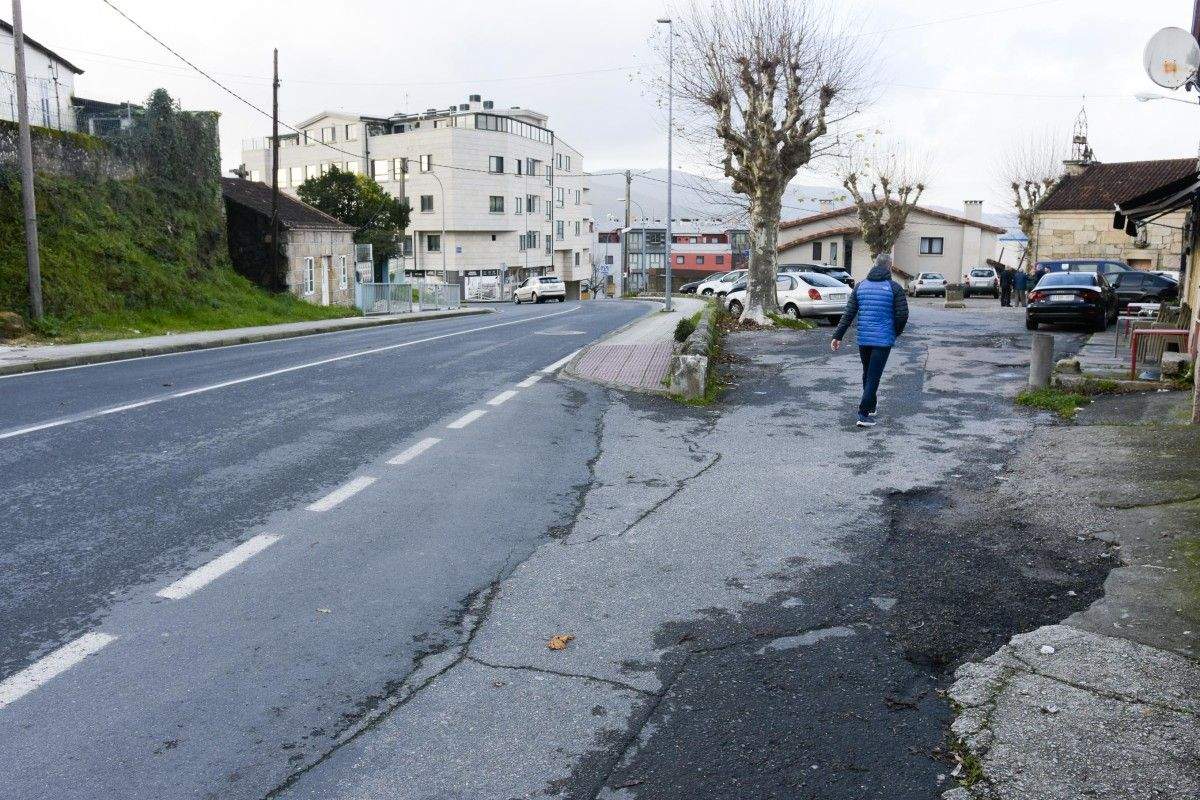 Os veciños de San Mauro protestan contra o peche do aparcamento do adro da capela