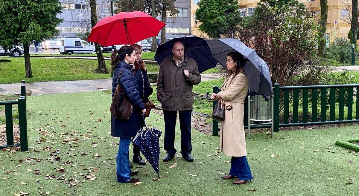 Pepa Pardo, concejala del PP, con José Ángel Abraldes, director del CRE de la ONCE, en un parque infantil