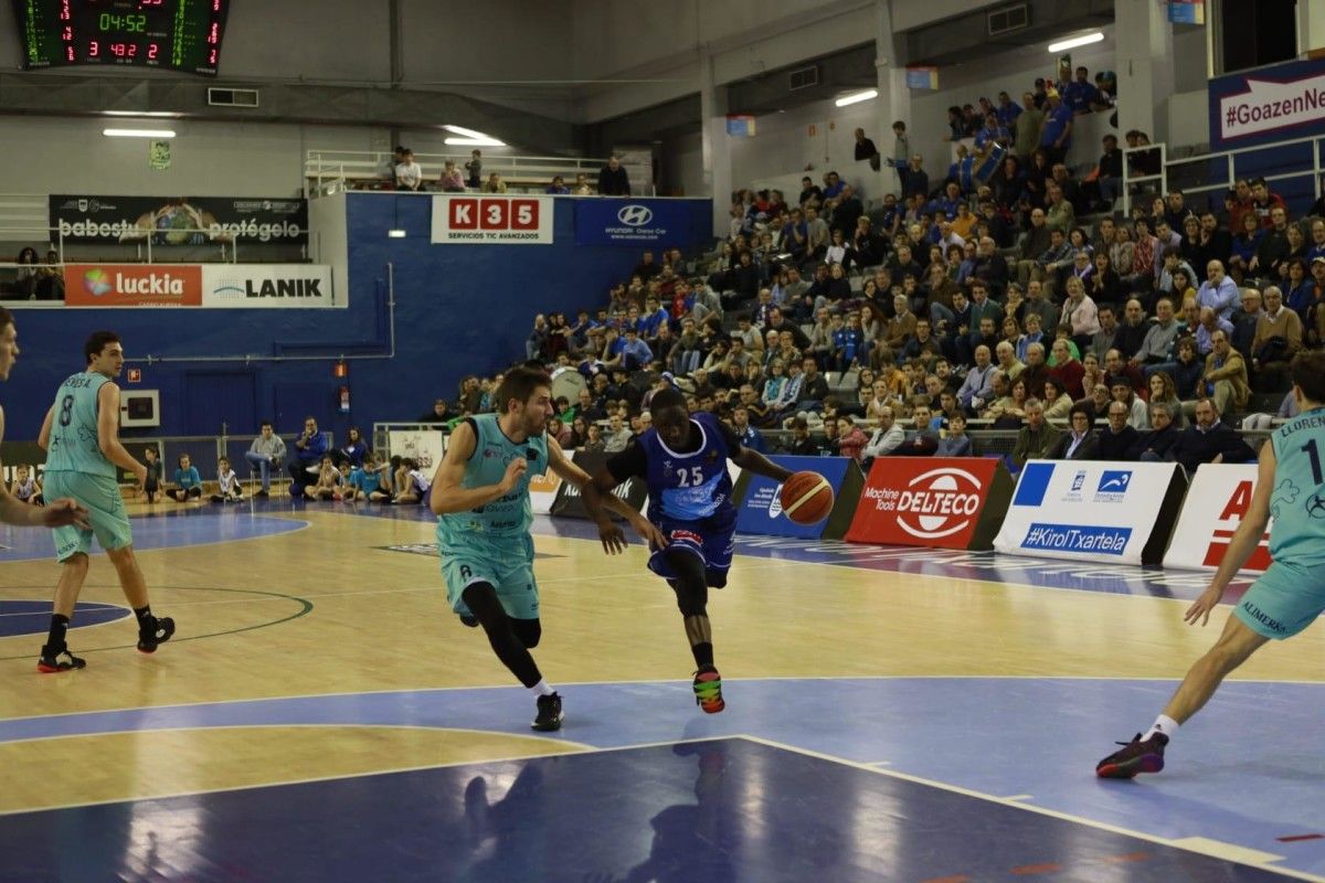 Sangone Niang, novo xogador do Peixe Galego, nun partido do seu exequipo, o Guipúzkoa Básket