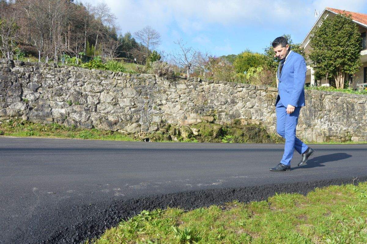 O alcalde Andrés Díaz revisa o asfaltado da estrada de Taboadelo