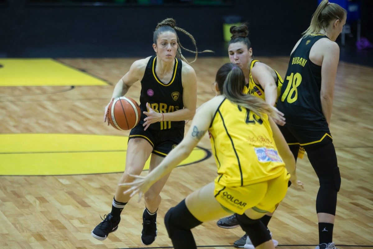 Johanna Puchetti, co balón, durante un partido con Obras Basket