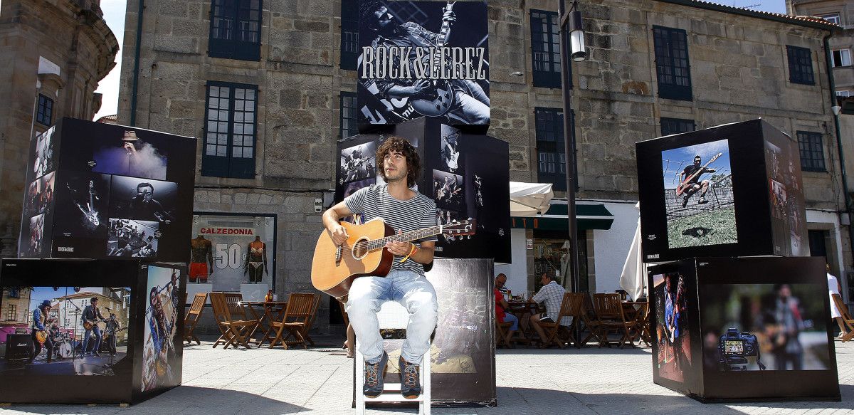 Inauguración de la exposición "Rock & Lérez" en la Plaza de Ourense