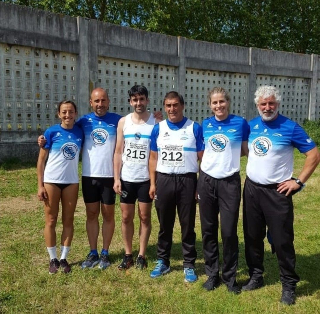 Marta González (izquierda), Xulio Ventín (derecha) y Helena Rey (segunda por la derecha), clasificados para el Campeonato de España Máster de Pista Cubierta