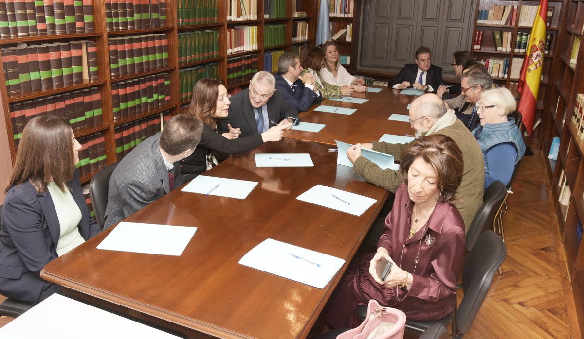Reunión del presidente del TSXG, José María Gómez y Díaz-Castroverde, con magistrados de la Audiencia