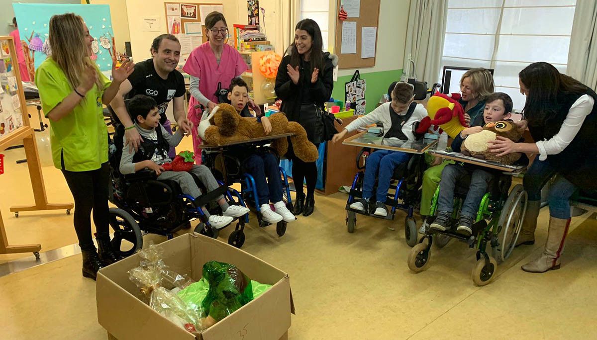 Una entrega de regalos por parte de Amigos de Galicia en el centro Amencer-Aspace