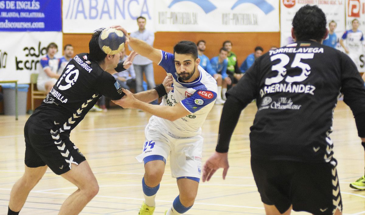 David Chapela, en el partido de balonmano entre el Cisne y el Torrelavega en el CGTD