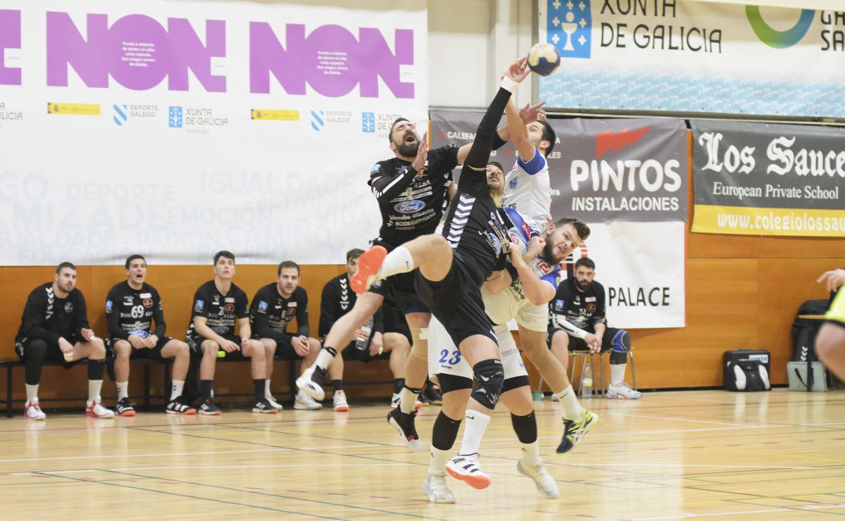 Partido de balonmán entre o Cisne e o Torrelavega na cancha do CGTD