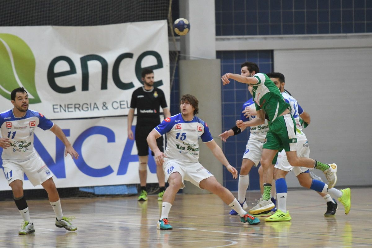 Iván Calvo (con el número 15) en el partido entre Cisne y Bordils en el CGTD
