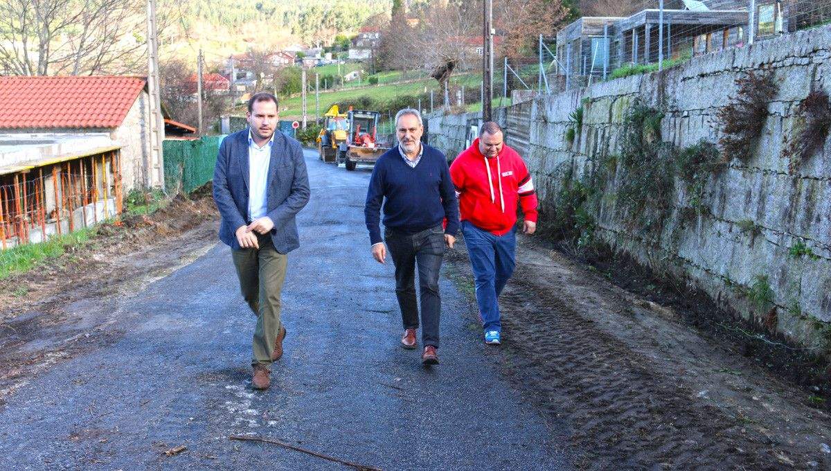 Visita das autoridades ás obras de renovación dunha pista en Viascón