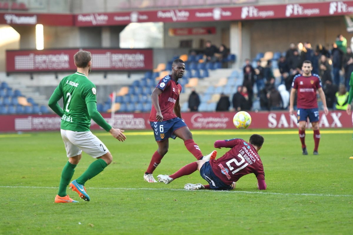 Partido entre o Pontevedra CF e o Racing de Ferrol en Pasarón